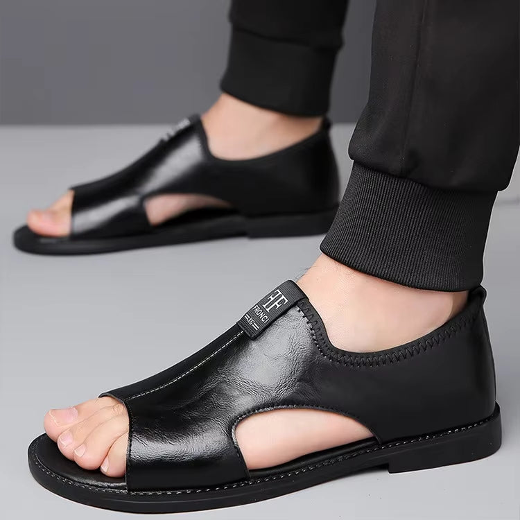 Sandale homme premium souple noire portée au pied