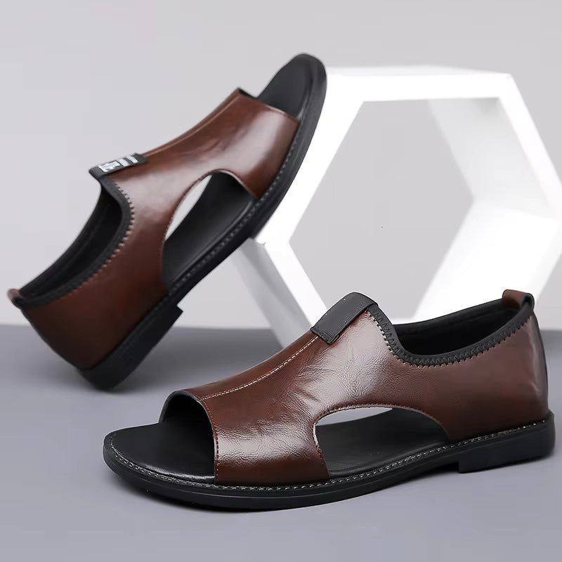 Sandale homme premium en cuir souple coloris marron présentée sous deux angles.