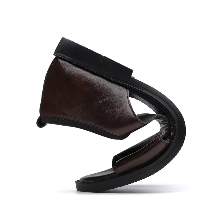 Sandale homme en cuir souple démontrant la flexibilité de la semelle pour un confort de marche.